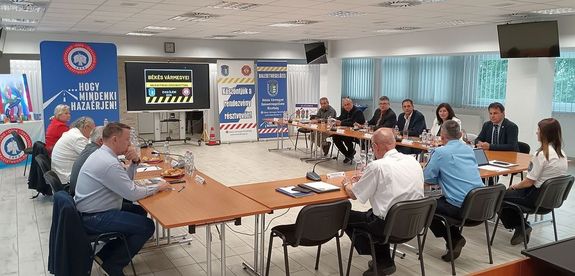  K�zleked�si szakemberek tan�cskoztak m�jus 11-�n, B�k�scsab�n, a f�kapit�nys�gon, ahol a B�k�s V�rmegyei Balesetmegel�z�si Bizotts�g a tavalyi �vet �rt�kelte. K�p: B�k�s V�rmegyei Rend�r-f�kapit�nys�g
