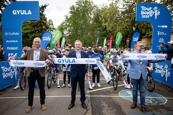 A Gyulai V�rn�l kezd�d�tt a 2026-os Tour de Hongrie, 19 csapat 112 versenyz�je sorakozott fel a rajtvonal m�g�tt, ahol Eisenkrammer K�roly, a verseny f�szervez�je, dr. G�rg�nyi Ern�, Gyula polg�rmestere, �s dr. Falvai M�ty�s, a Nemzeti Rendezv�nyszervez� �gyn�ks�g vez�rigazgat�ja v�gta �t a rajtszalagot. K�p: Tour de Hongrie