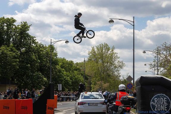  Gyul�n, a v�rosk�zpontban, a Kossuth Lajos t�ri k�rforgalomn�l, a BMX freestyle-os Kempf Zolt�n �s t�rsai �tugrattak keresztben, a mez�ny f�l�tt. K�p: Tour de Hongrie   