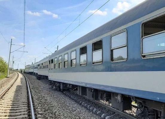 K�p1: Cs�t�rt�k�n, a B�k�s v�rmegyei Gyoma vas�t�llom�s (Gyomaendr�d) �s Cs�rdasz�ll�s k�z�tt, a B�k�s InterCity mozdonyb�l �s �t kocsib�l �ll� szerelv�ny�nek n�gy kocsija siklott ki. A szerelv�nyen 240 ember tart�zkodott. K�p forr�sa: Vit�zy D�vid Facebook-oldala