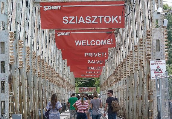 Hat �r�n �t Br�dy J�nos dalai sz�lnak a nagysz�npadr�l az idei Sziget fesztiv�l m�nusz egyedik napj�n, augusztus 9-�n. A k�pen a Sziget – 2012. K�p: Derzsi Elekes Andor. K�p forr�sa: Wikip�dia   