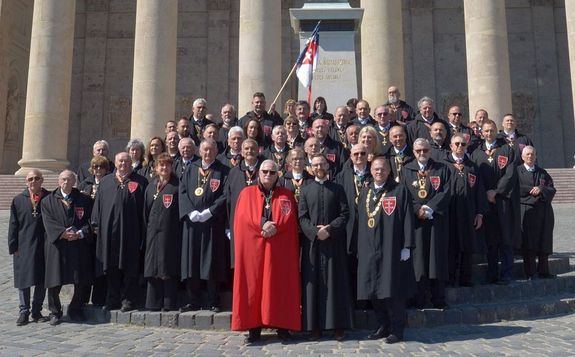 Lovagok az esztergomi Bazilika el�tt. K�p forr�sa: Szerz�