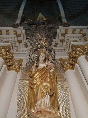  A cs�ksomly�i Sz�z M�ria, a ,,napba �lt�z�tt Boldogasszony” kegyszobra. K�p: coco.ro. K�p forr�sa: Wikip�dia