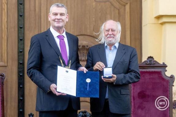 Szegeden, a v�ros napj�hoz k�t�d�, m�jus 22-i, p�nteki d�szk�zgy�l�sen, d�szpolg�ri c�met vett �t Krasznahorkai L�szl�, gyulai sz�let�s�, Nobel-d�jas �r�. K�pek: MTI / Rosta Tibor
