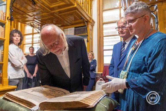 Krasznahorkai L�szl� Nobel-d�jas �r�, Szeged �j d�szpolg�ra a Somogyi-k�nyvt�rban, az 1493-ban kiadott, A N�rnbergi Kr�nika c�m�, t�rt�nelmi enciklop�di�t tanulm�nyozza 2026. m�jus 23-�n. K�p: MTI / Rosta Tibor
