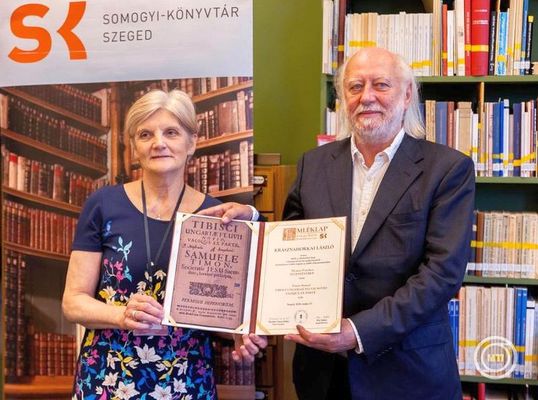 Az ,,�r�kbefogad�s" t�ny�t oklev�llel ismeri el a k�nyvt�r. A k�pen Krasznahorkai L�szl� a k�nyvt�r igazgat�j�val, Sikal�n� S�nta Ildik�val. K�p: MTI / Rosta Tibor   