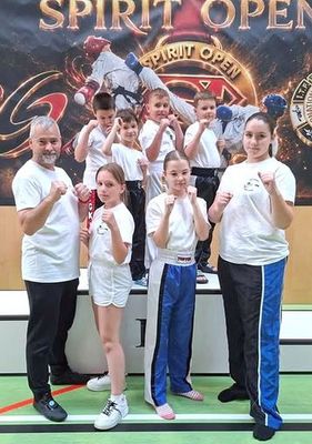 A Wolfpack Kick-box Team B�k�scsaba csapata. K�p forr�sa: Szerz�