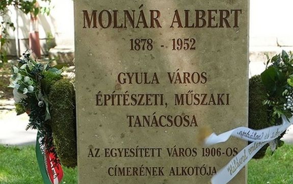 Moln�r Albert eml�koszlop�nak r�szlete �s az eml�koszlop. K�pek forr�sa: Gyulai V�rosbar�tok K�r�nek Facebook-oldala