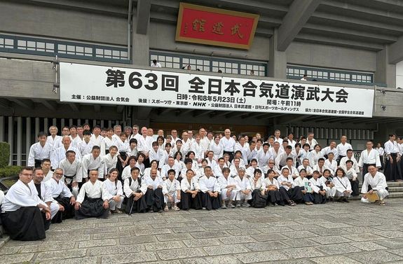 A gyulai Aki Shiro Dojo csapat�nak fot�album�b�l, Jap�nban. K�pek forr�sa: Szerz�