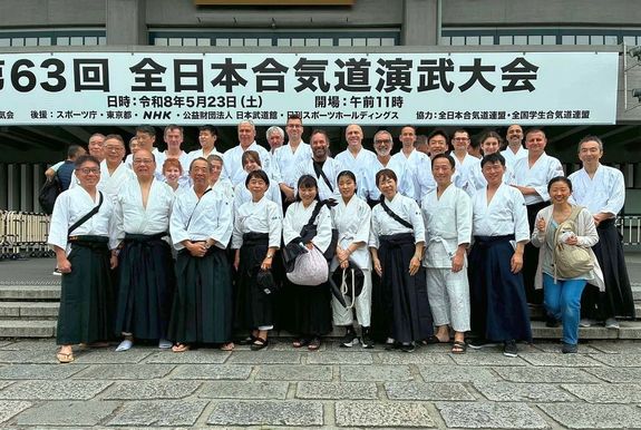 A gyulai Aki Shiro Dojo csapat�nak fot�album�b�l, Jap�nban. K�pek forr�sa: Szerz�