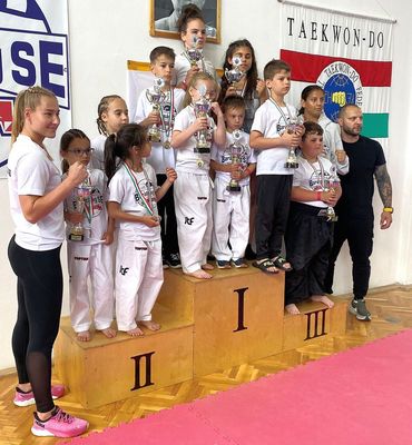 A Battonyai Bar�ts�g Sportegyes�let csapata. K�p forr�sa: Szerz�