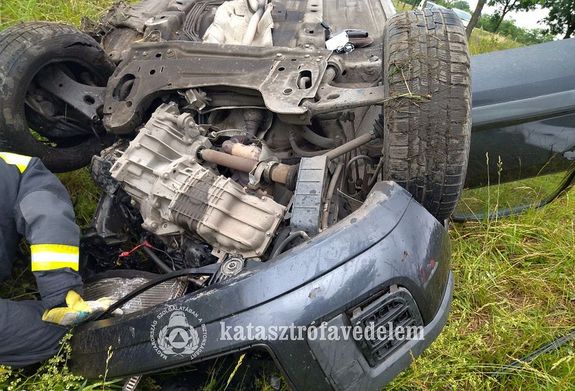 �ssze�tk�z�tt k�t szem�lyg�pkocsi kedden, reggel, B�k�scsab�n. Az egyik aut� az �rokba csap�dott, a tetej�re borult, vezet�je a roncsba szorult. K�p forr�sa: B�k�s V�rmegyei Katasztr�fav�delmi Igazgat�s�g   