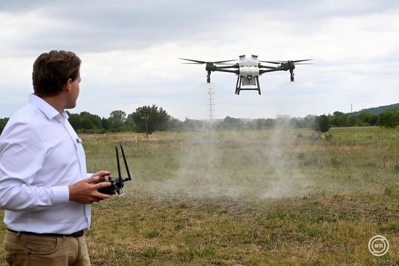A magyar ABZ Drone Kft. dr�nbemutat�ja a szentendrei Arista Parkban, 2026. j�nius 4-�n. A mez�gazdas�gt�l az ipari tiszt�t�sig egyre sz�lesebb k�rben alkalmazz�k a professzion�lis, hazai fejleszt�s� dr�nokat. K�pek: MTI/Kov�cs Attila   