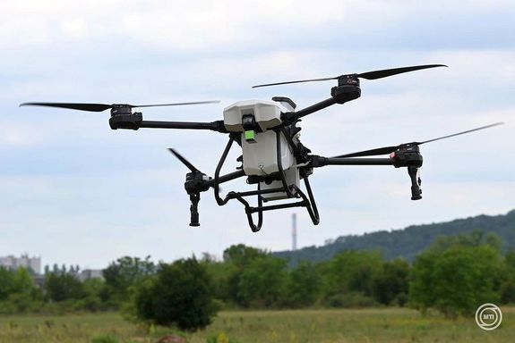 A magyar ABZ Drone Kft. dr�nbemutat�ja a szentendrei Arista Parkban, 2026. j�nius 4-�n. A mez�gazdas�gt�l az ipari tiszt�t�sig egyre sz�lesebb k�rben alkalmazz�k a professzion�lis, hazai fejleszt�s� dr�nokat. K�pek: MTI/Kov�cs Attila   