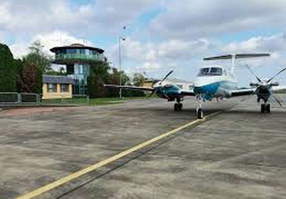 T�bb sz�z j�rm�re �s t�bb ezer �rdekl�d�re sz�m�tanak, B�k�scsab�n, a rept�ren. A k�p illusztr�ci�. K�p: B�k�s Airport Kft. Facebook-oldala   