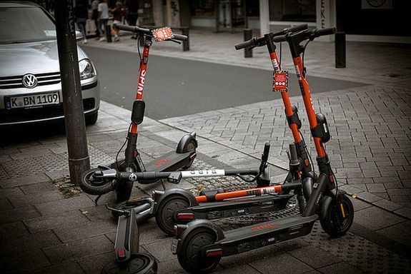Ipar�gi becsl�sek alapj�n, 100-120 ezer elektromos roller van forgalomban Magyarorsz�gon, amelyek 10-15 sz�zal�ka applik�ci�b�l b�relhet�, megosztott roller, a t�bbi mag�ntulajdonban van. A k�p illusztr�ci�. K�p: Pixabay   