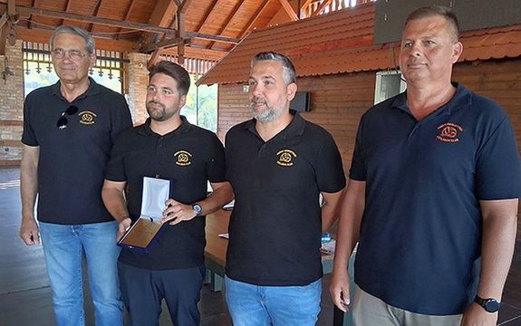 A klubt�l elk�sz�n� Katona P�tert is k�sz�nt�tt�k, balr�l: Bal�zs Lajos �gyvezet� eln�k, Katona P�ter, Fodor �d�m, Borsos P�l