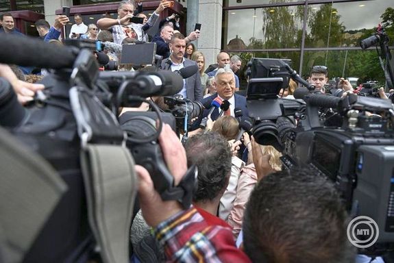 A Fidesz tiszt�j�t� kongresszus�ra �rkez� Orb�n Viktor p�rteln�k nyilatkozik a sajt�nak a Budapest Kongresszusi K�zpont el�tt, 2026. j�nius 13-�n. K�p: MTI / M�th� Zolt�n