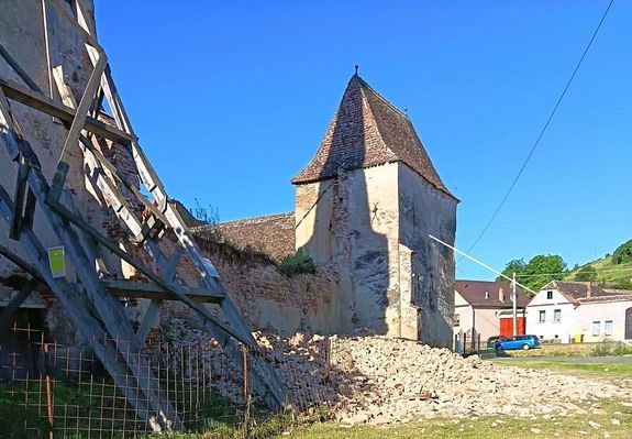 Leomlott az er�dtemplom ker�t�fal�nak egy r�sze. K�p: Kultur�lis Miniszt�rium / maszol.ro