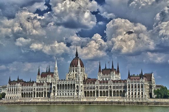 Elfogadta az Orsz�ggy�l�s h�tf�n, az alapt�rv�ny tizenhatodik m�dos�t�s�t, amely nyolc �vben korl�tozza a minisztereln�ki megb�zat�s maxim�lis hossz�t. K�p: Wikip�dia