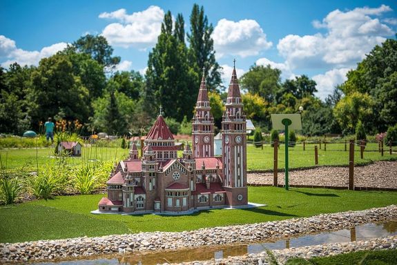 A szarvasi Mini Magyarorsz�g Makettpark ter�let�t t�bb sz�z apr� f�nyforr�s �lt�zteti �nnepi hangulatba, �jszaka vil�g�t� kisvonatok k�zlekednek a s�neken. A f�k lombkoron�j�t f�nyfest�ssel, a s�t�nyokat lampionokkal, gyerty�kkal �s f�nyf�z�rekkel d�sz�tik. K�p: Szarvasi Arbor�tum   