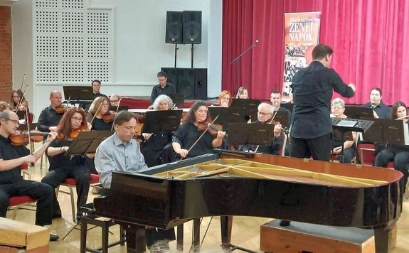  A jubileumi, 50. B�k�s-tarhosi Zenei Napok megnyit� �nneps�g�n egy�tt l�pett fel T�th P�ter zongoram�v�sz �s a B�k�s Megyei Szimfonikus Zenekar, R�zga �ron vez�nylet�vel