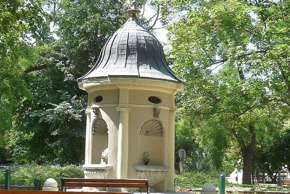 A visitgyula.com 2018. augusztus 22-�n adott h�rt arr�l, hogy hossz� id� ut�n, �jra m�k�dik a d�sziv�k�t Gyul�n, a Pet�fi t�ren. K�p: K�zt�rk�p