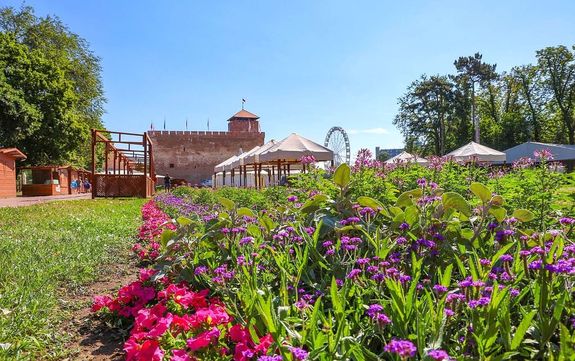  Gyul�n, a V�rkertben, m�r �p�l a D�l-Alf�ld n�pm�v�szet�nek �nnepe, a K�r�s-v�lgyi Sokadalom helysz�ne. A Gyulai V�rban, a h�tv�g�n is a megszokott programok zajlanak, mik�zben m�r k�sz�lnek a ny�r legnagyobb esem�ny�re, az egy h�nap m�lva kezd�d� Gyulai V�gv�ri Napokra. K�pek: Gyulai V�r Facebook-oldala
