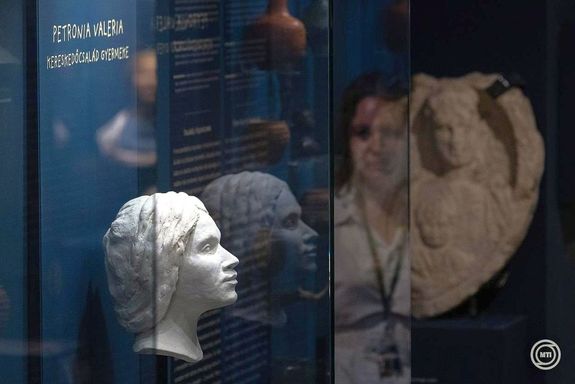 Tizenhat, csaknem k�tezer �vvel ezel�tt �lt, r�mai kori aquincumi ember rekonstru�lt arc�val tal�lkozhatnak a l�togat�k a Budapesti T�rt�neti M�zeum Aquincumi M�zeum�nak cs�t�rt�k�n megny�lt id�szaki ki�ll�t�s�n. K�pek: MTI / Kocsis Zolt�n