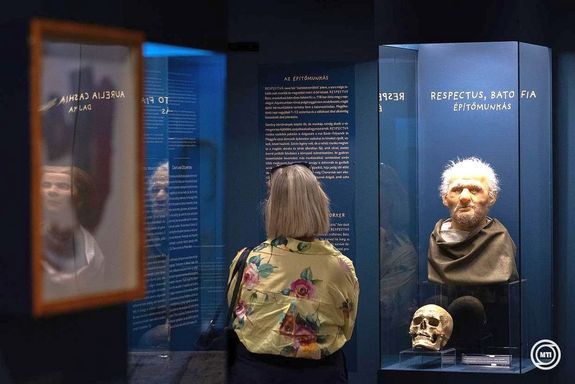 Tizenhat, csaknem k�tezer �vvel ezel�tt �lt, r�mai kori aquincumi ember rekonstru�lt arc�val tal�lkozhatnak a l�togat�k a Budapesti T�rt�neti M�zeum Aquincumi M�zeum�nak cs�t�rt�k�n megny�lt id�szaki ki�ll�t�s�n. K�pek: MTI / Kocsis Zolt�n