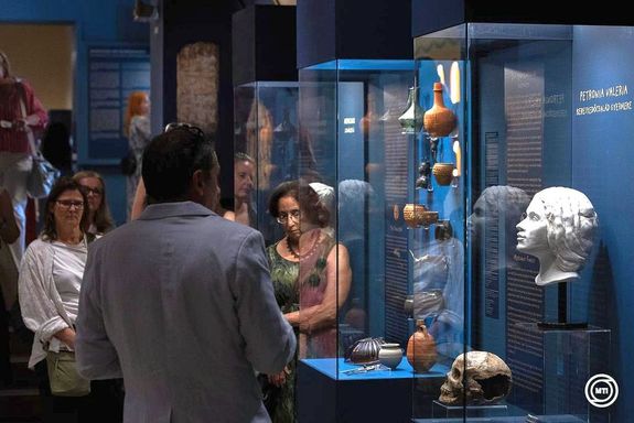 Tizenhat, csaknem k�tezer �vvel ezel�tt �lt, r�mai kori aquincumi ember rekonstru�lt arc�val tal�lkozhatnak a l�togat�k a Budapesti T�rt�neti M�zeum Aquincumi M�zeum�nak cs�t�rt�k�n megny�lt id�szaki ki�ll�t�s�n. K�pek: MTI / Kocsis Zolt�n