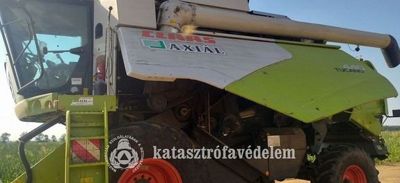 Kigyulladt egy komb�jn belseje arat�s k�zben, tegnap d�lut�n, Kun�gota k�lter�let�n. K�p forr�sa: B�k�s V�rmegyei Katasztr�fav�delmi Igazgat�s�g