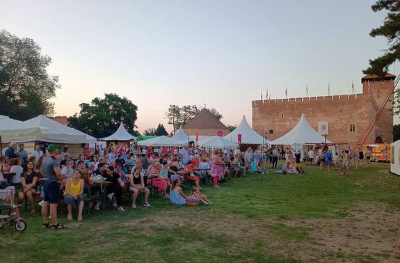 A K�r�s-v�lgyi Sokadalom �s a Gyulai V�rsz�nh�z ny�ri �vad�nak megnyit�j�t egy�tt tartott�k, p�nteken, a Gyulai V�rn�l. K�pek: B�k�s Megyei N�pm�v�szeti Egyes�let Facebook-oldala
