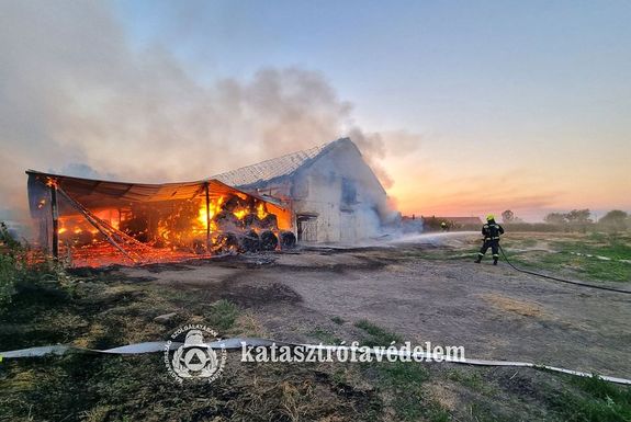 T�z keletkezett h�tf�n, hajnalban, Sarkadkereszt�r k�lter�let�n, mez�gazdas�gi telepen. K�pek forr�sa: B�k�s V�rmegyei Katasztr�fav�delmi Igazgat�s�g