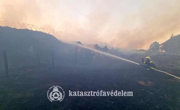 T�z keletkezett h�tf�n, hajnalban, Sarkadkereszt�r k�lter�let�n, mez�gazdas�gi telepen. K�pek forr�sa: B�k�s V�rmegyei Katasztr�fav�delmi Igazgat�s�g