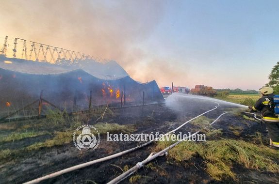 T�z keletkezett h�tf�n, hajnalban, Sarkadkereszt�r k�lter�let�n, mez�gazdas�gi telepen. K�pek forr�sa: B�k�s V�rmegyei Katasztr�fav�delmi Igazgat�s�g