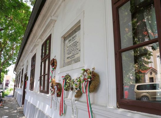 A Gyulai V�r, az Alm�sy-kast�ly, az Erkel Ferenc Eml�kh�z, a Ladics-h�z sz�nnap n�lk�l tart nyitva. K�pek: A ki�ll�t�helyek Facebook-oldalai