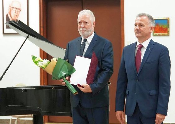 A k�rh�zban, a Dr. Libor J�nos-d�jakat dr. G�rg�nyi Ern� polg�rmester adta �t. A k�pen dr. Szalai L�szl� belgy�gy�sszal, gasztroenterol�gus f�orvossal. K�p forr�sa: dr. G�rg�nyi Ern� polg�rmester Facebook-oldala
