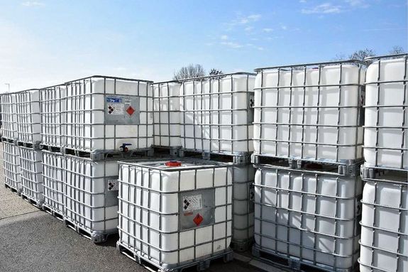 �vekig, nagy mennyis�gben sz�ll�tottak el illet�ktelenek, termel�shez sz�ks�ges vegyi anyagokat, B�k�s v�rmegy�ben m�k�d� �zemb�l. K�p forr�sa: B�k�s V�rmegyei Rend�r-f�kapit�nys�g