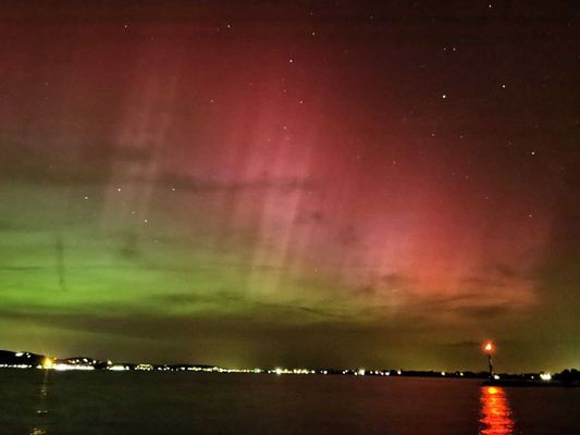 Ilyen volt a sarki f�ny 2024 m�jus�ban, a Balatonn�l. K�p Id�k�p Facebook-oldala