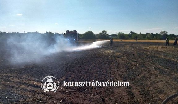 Tarl�, k�rb�l�k �s gabonat�bla gyulladt ki szombaton, d�lut�n, Szarvas k�lter�let�n. K�p forr�sa: B�k�s V�rmegyei Katasztr�fav�delmi Igazgat�s�g   