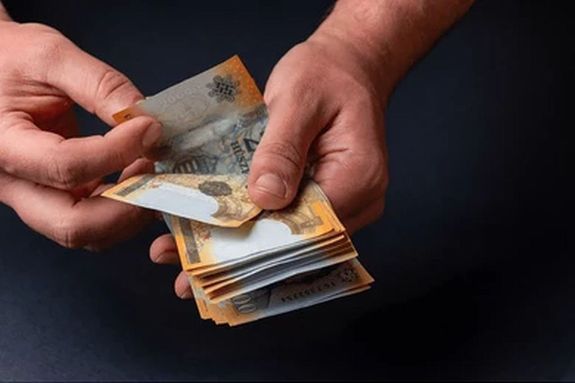 A f�rfi az el�legk�nt, anyagd�jra �tvett �sszegekkel, rendszeres haszonszerz�sre t�rekedett. A k�p illusztr�ci�. K�p: Shutterstock      