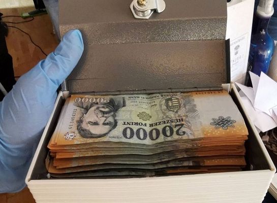 Az orosh�zi h�zasp�r legal�bb 18 milli� 400 ezer forint vagyont szerzett a k�b�t�szer-kereskedelemmel. A k�p illusztr�ci�. K�p: Police.hu      