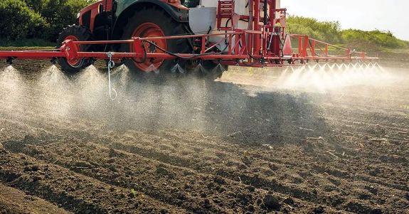 Az orsz�g t�lnyom� r�sz�n, k�zepes vagy nagyfok� mez�gazdas�gi asz�ly van. Porzik a talaj. A k�p illusztr�ci�. K�p: agroinform.hu