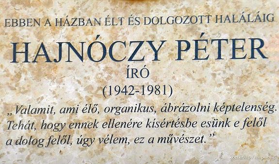 Hajn�czy P�ter sz�let�s�nek nyolcvanadik �vfordul�j�n, 2022. augusztus 10-�n, B�lafi Antal felaj�nl�sa nyom�n, a szegedi Hajn�czy P�ter Hagyat�kgondoz� M�hely tagjai domborm�ves eml�kt�bl�t avattak tisztelet�re, bar�tja, B�lafi Antal h�z�nak fal�n, ahol a szerz� egykor lakott – �rja L�szl� M�ria a kozt�rk�p.hu-n. A k�pen a t�bla felirata