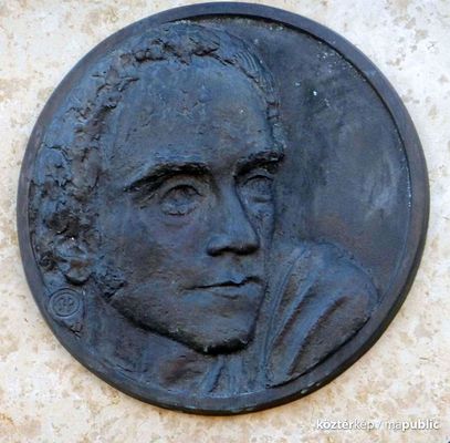 A fiatal Hajn�czy arcm�s�t mint�z� domborm� Szanyi P�ter, az �r�t hajdan szem�lyesen ismer� szobr�sz m�ve. K�p: kozterkep.hu