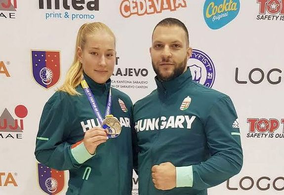 Mezei Nikolett, a Battonyai Bar�ts�g SE �lversenyz�je �s R�dai Imre edz�. K�p forr�sa: Szerz�