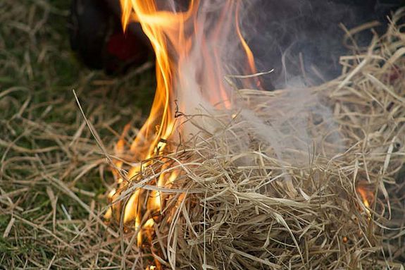 Sz�raz f�, gaz �s fahullad�k gyulladt ki vas�rnap, d�lut�n, a csabacs�di ingatlan udvar�n, a Szabads�g utc�ban. A k�p illusztr�ci�. K�p: iStock      
