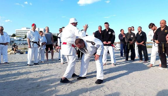 A b�k�scsabai Shihan Gregor L�szl� VIII. DAN oktat. K�p forr�sa: Szerz�
