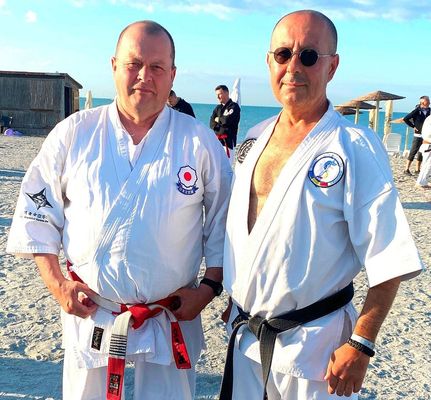 Hansi Robert Manole IX. DAN Ju-jitsu nagymester (jobbr�l) nyaranta rendezi a t�bort. K�p forr�sa: Szerz�   